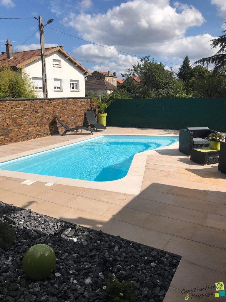 Piscine et plage en dalles réalisées par Construction et Paysage