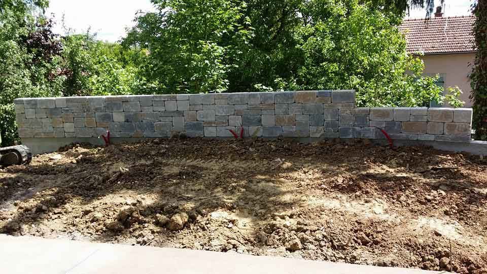 Mur de soutènement en pierre en cours de chantier