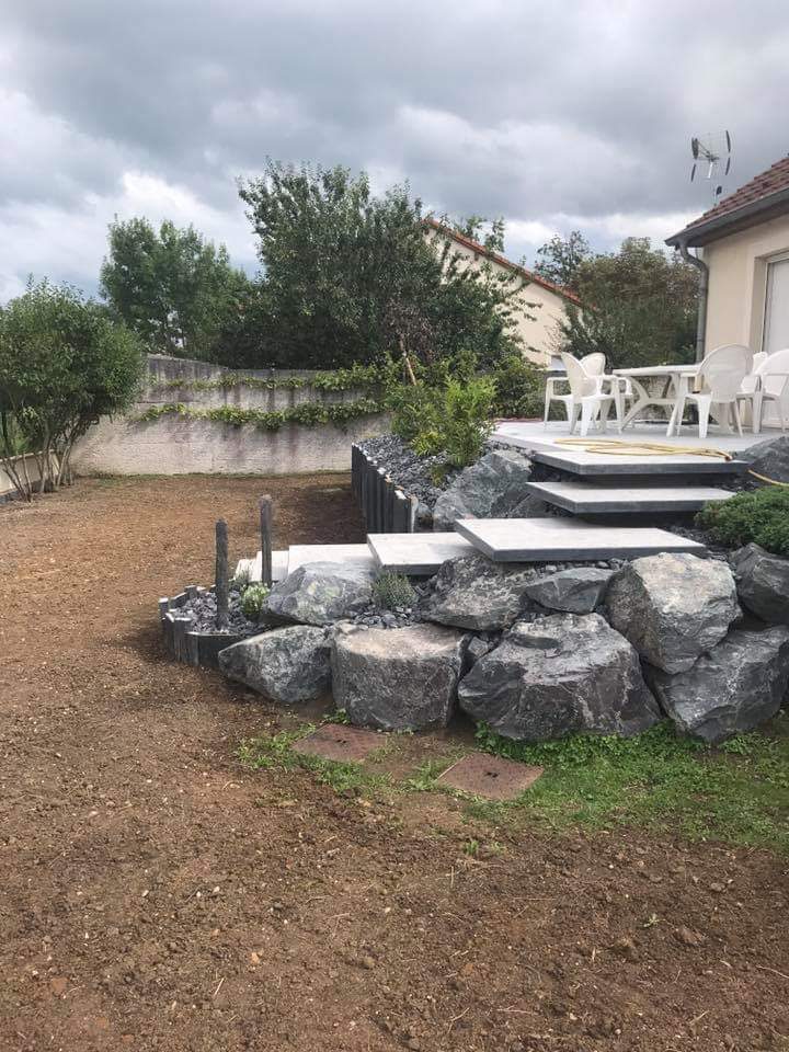 Enrochement et marches en dalles vers la terrasse